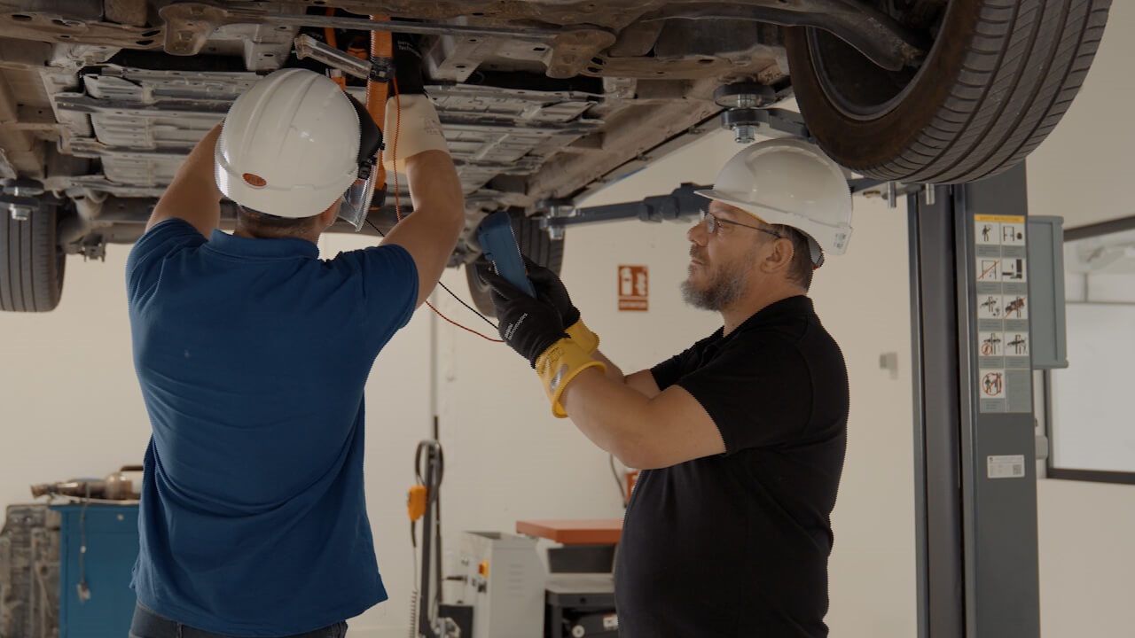 Déconnecter l'alimentation haute tension d'un véhicule électrique