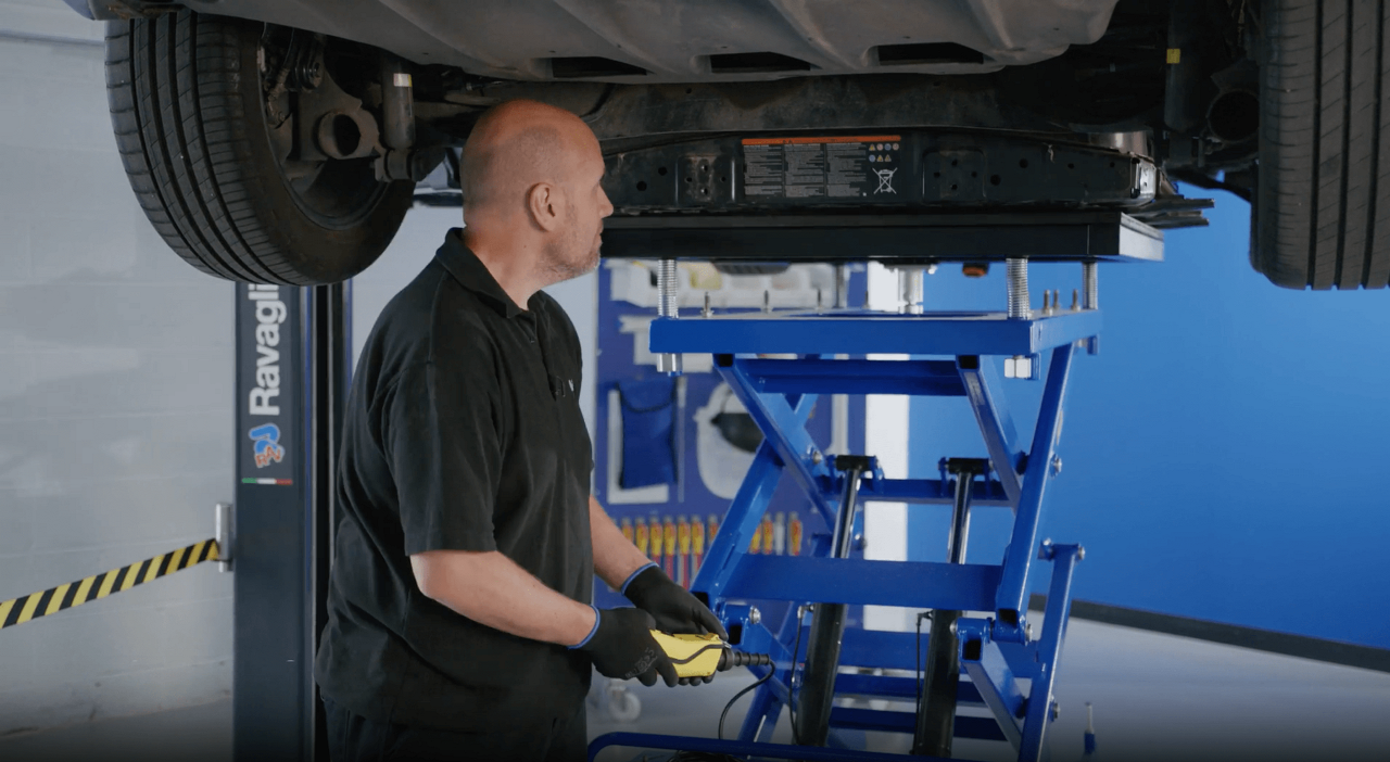 Rimozione della batteria HV da una Nissan Leaf | Masters of Motion